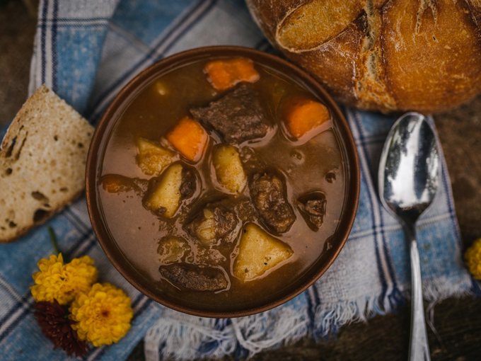 A bowl of Icelandic meat soup with bread